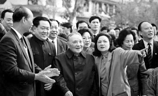 1992年，鄧小平南巡 圖片來(lái)自中國(guó)共產(chǎn)黨新聞網(wǎng)