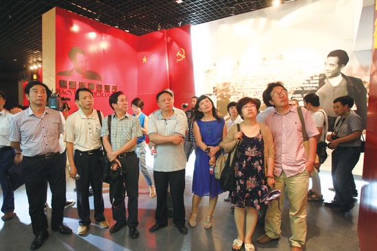 河南電視臺(tái)、河南人民廣播電臺(tái)、河南省詩歌學(xué)會(huì)的專家、詩人、記者等數(shù)十人赴蘭考焦裕祿紀(jì)念園采風(fēng)學(xué)習(xí)