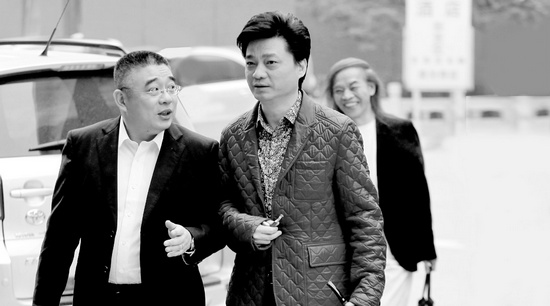 錢文忠（左）、小崔、蔡志忠（后）三位大咖步入錄制現(xiàn)場