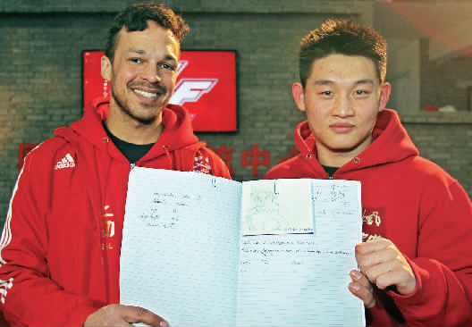 　　約瑟夫手繪了每個選手的肖像，認認真真地用字母拼寫出選手的中文名字附注?！翱矗@個是鄭召玉喲”