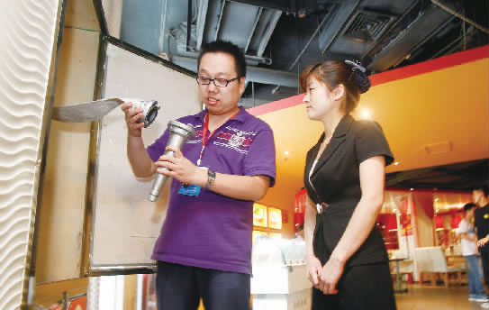 鄭州市經(jīng)八路街道辦事處建文社區(qū)網(wǎng)格負責人王楠（左）在轄區(qū)內(nèi)的飯店檢查消防設(shè)施