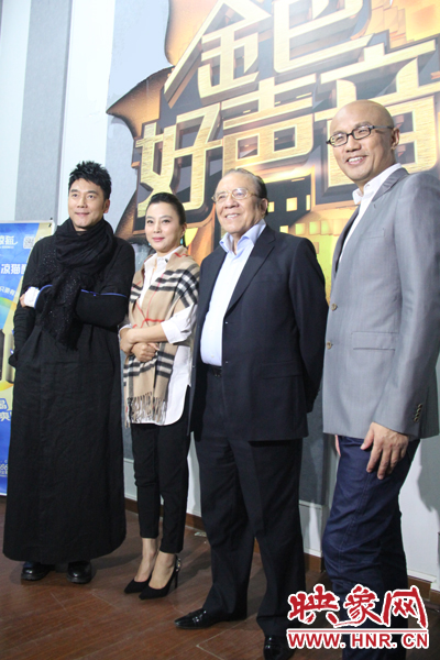 林依輪、李玲玉、楊洪基三位評委導(dǎo)師以及主持人孫國慶接受媒體采訪