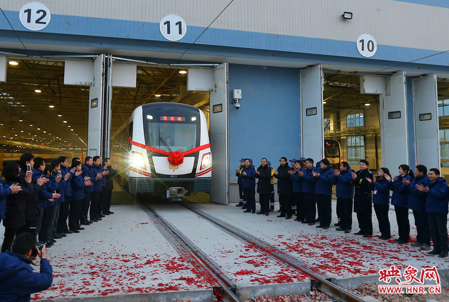鄭州地鐵試運(yùn)營首班車駛出車庫 鄭州地鐵試運(yùn)營首班車駛出車庫