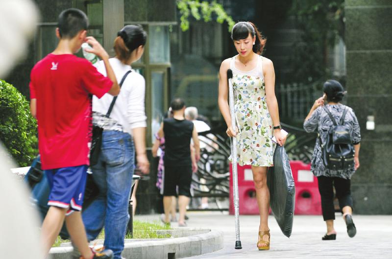獨腿女孩穿20厘米高跟鞋照片走紅網絡