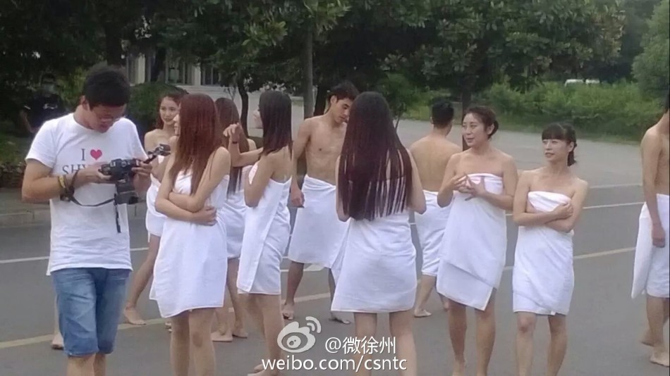 中國礦業(yè)大學學生裹浴巾拍攝畢業(yè)照