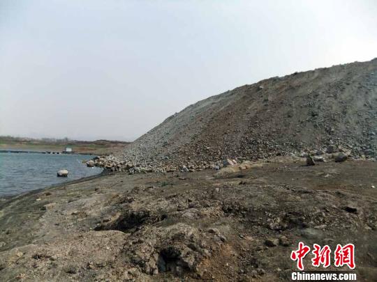 填湖造地，在鴨河水庫(kù)非法建設(shè)有越演越烈之勢(shì)。吳揚(yáng)　攝