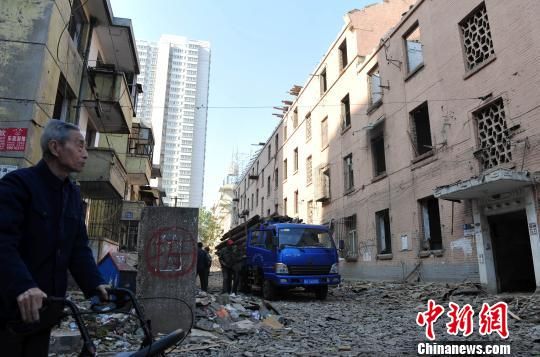 一位花甲老人站在即將拆除的樓房旁，默默地與“蘇聯(lián)樓”告別?！〉杂鸺选z