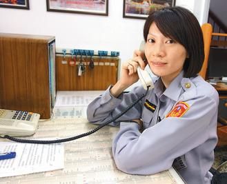 　　27歲的臺(tái)灣高雄市鹽埕區(qū)女警王文君，留一頭俏麗短發(fā)，身高175公分?！堵?lián)合報(bào)》圖