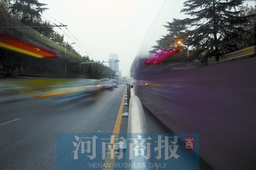 如今的建設(shè)路拓寬了不少，各種車輛川流不息（照片為多次曝光合成）