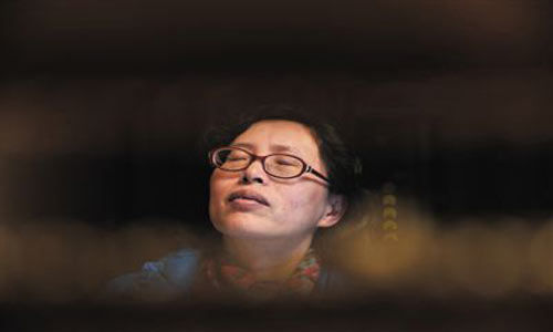 人們將醫(yī)療制度的憤懣情緒，寄托在這個走廊醫(yī)生身上，共同沉浸在受迫害的幻覺之中